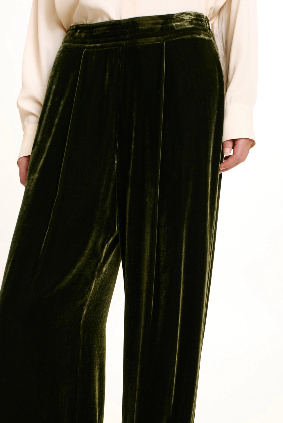 Pascal Smooth Velvet Pants - Matcha Green by Momonì — alternate view