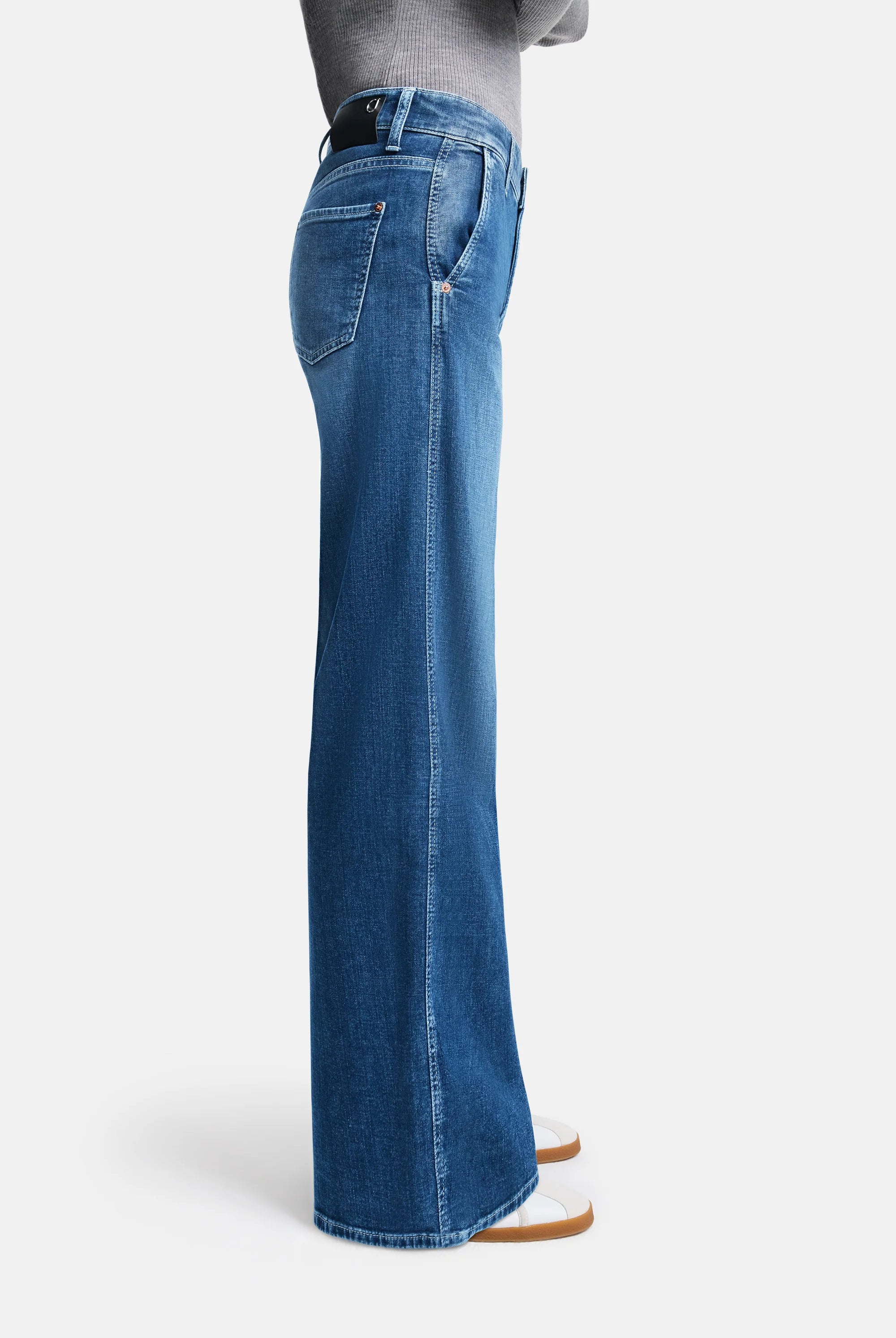 Alek Wide Fit Jeans - Modern Wash by Cambio — view 3