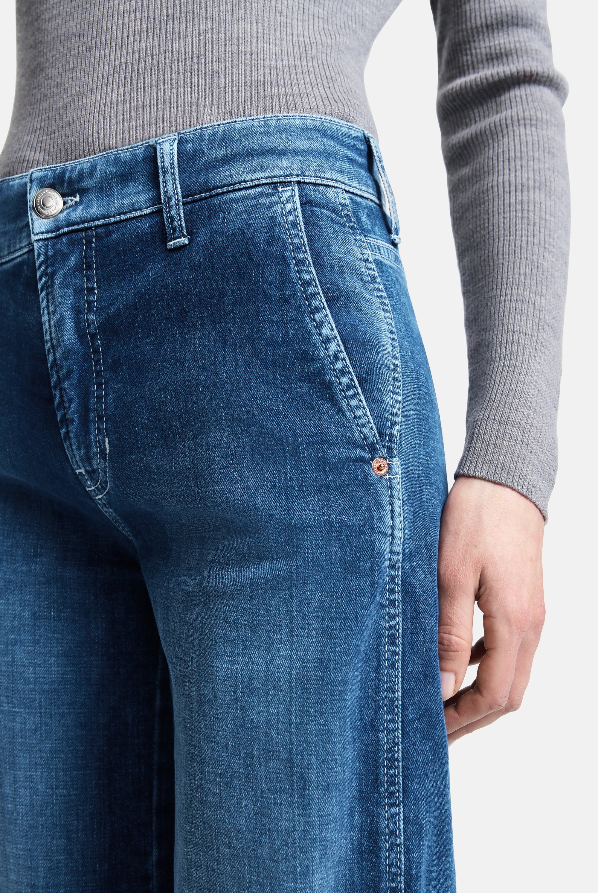 Alek Wide Fit Jeans - Modern Wash by Cambio — view 4