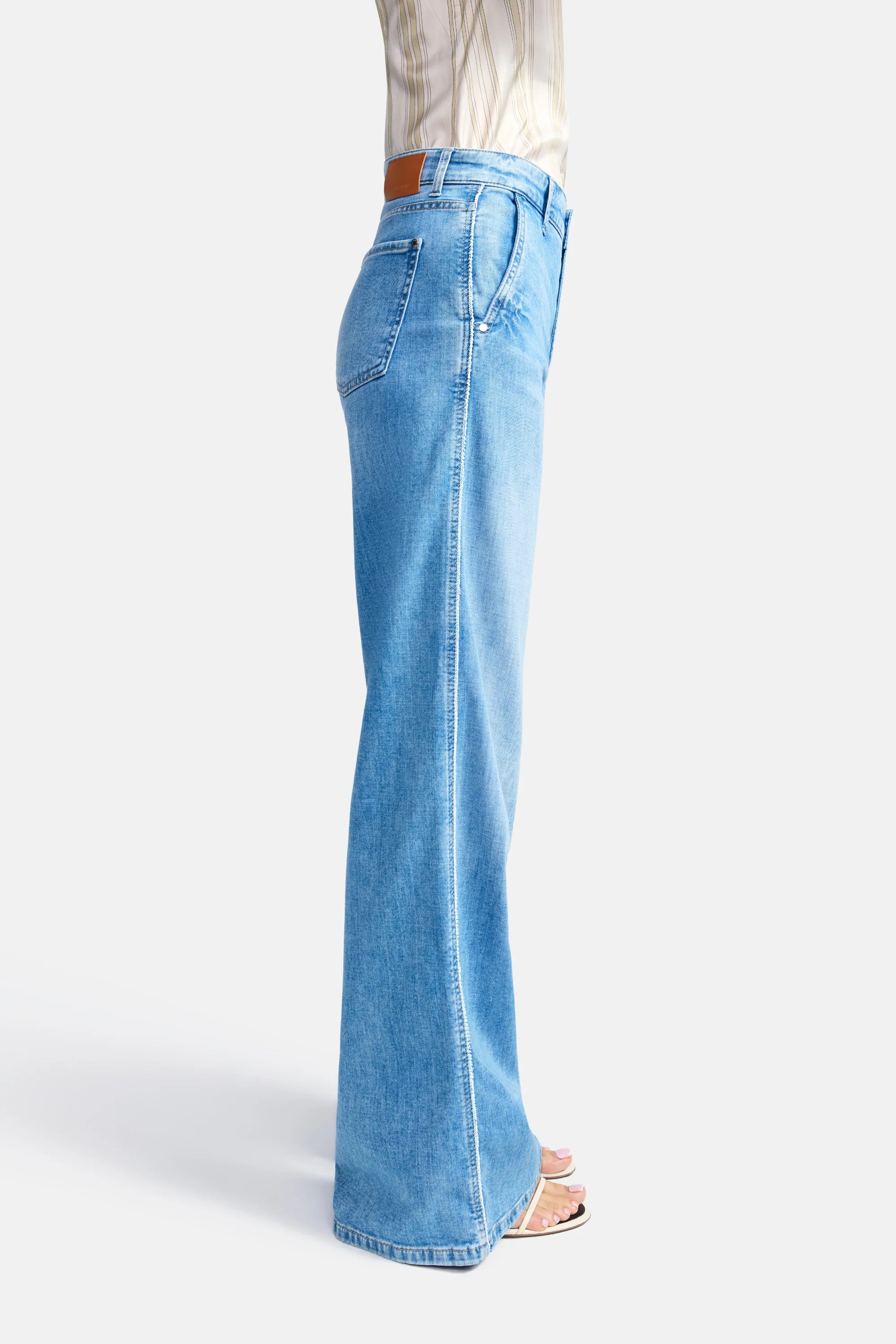 Alek Long Wide Fit Jean - Lefthand Soft Bleach by Cambio — view 3