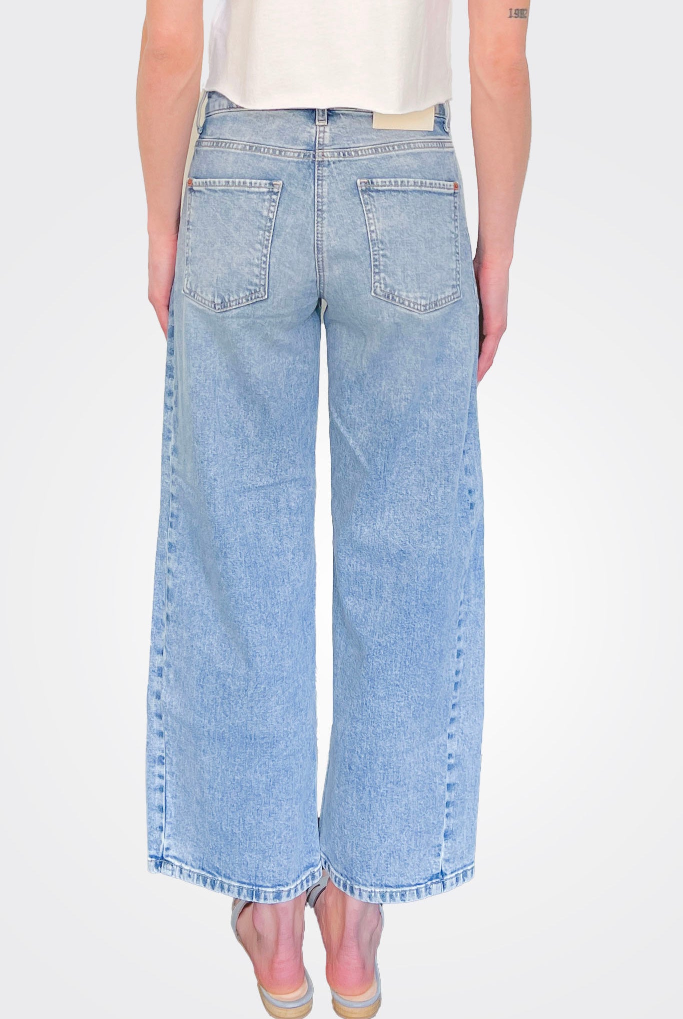 Oria O Shape Cropped Jeans - Salty Superbleached by Cambio — view 3