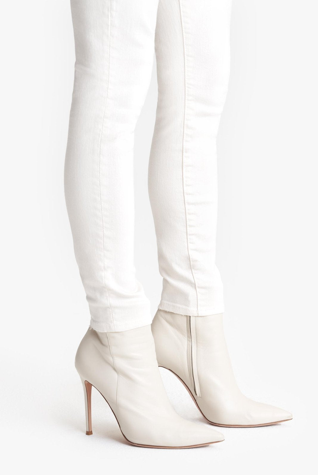 The Looker Ankle Denim - Cream Puffs by MOTHER — alternate view