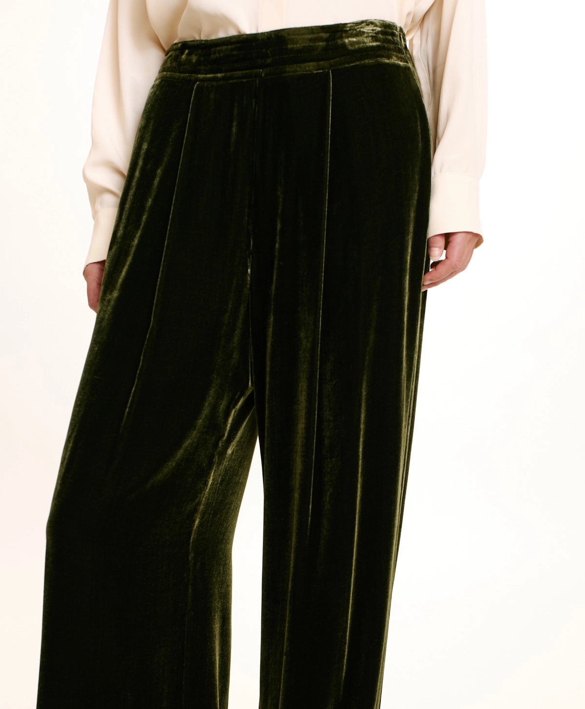 Pascal Smooth Velvet Pants - Matcha Green by Momonì — alternate view