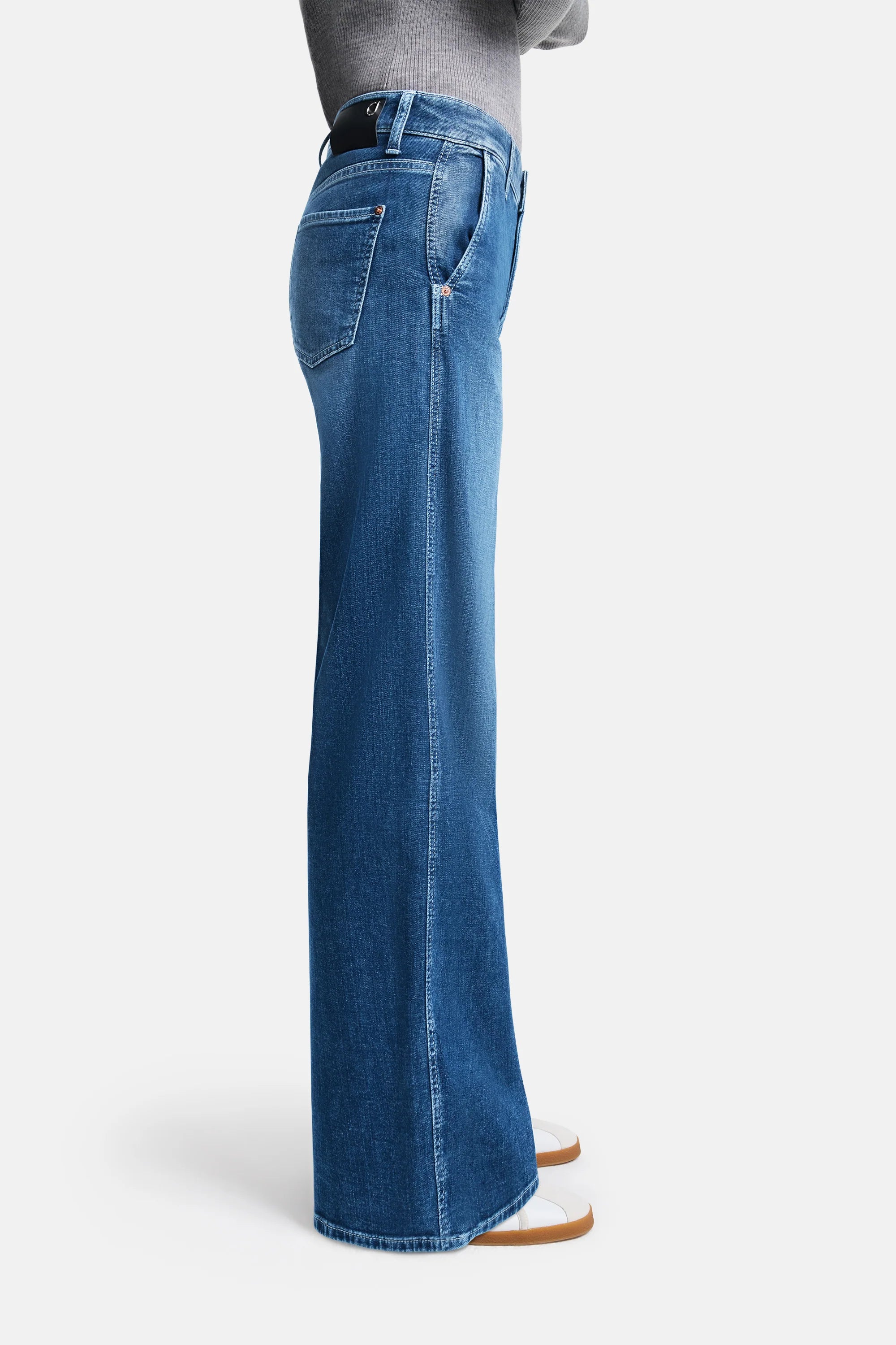Alek Wide Fit Jeans - Modern Wash by Cambio — view 3