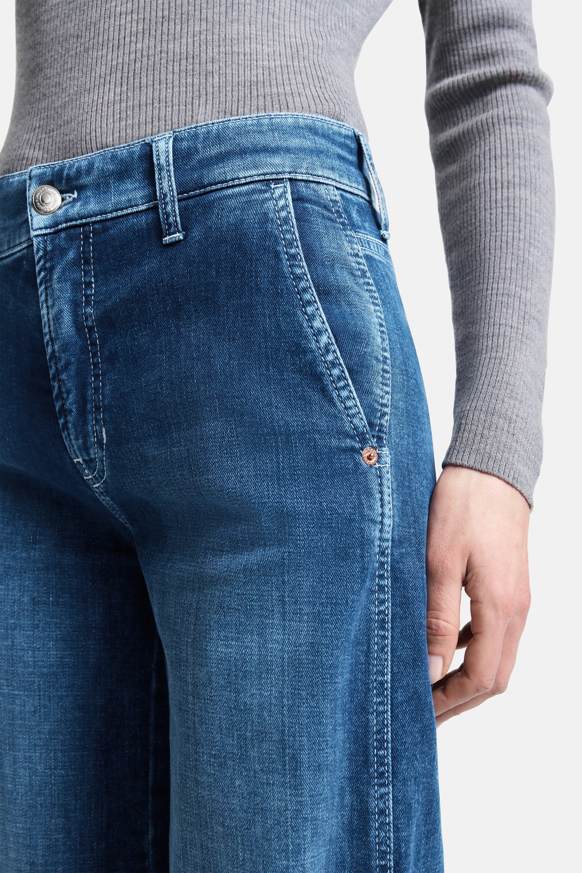 Alek Wide Fit Jeans - Modern Wash by Cambio — view 4