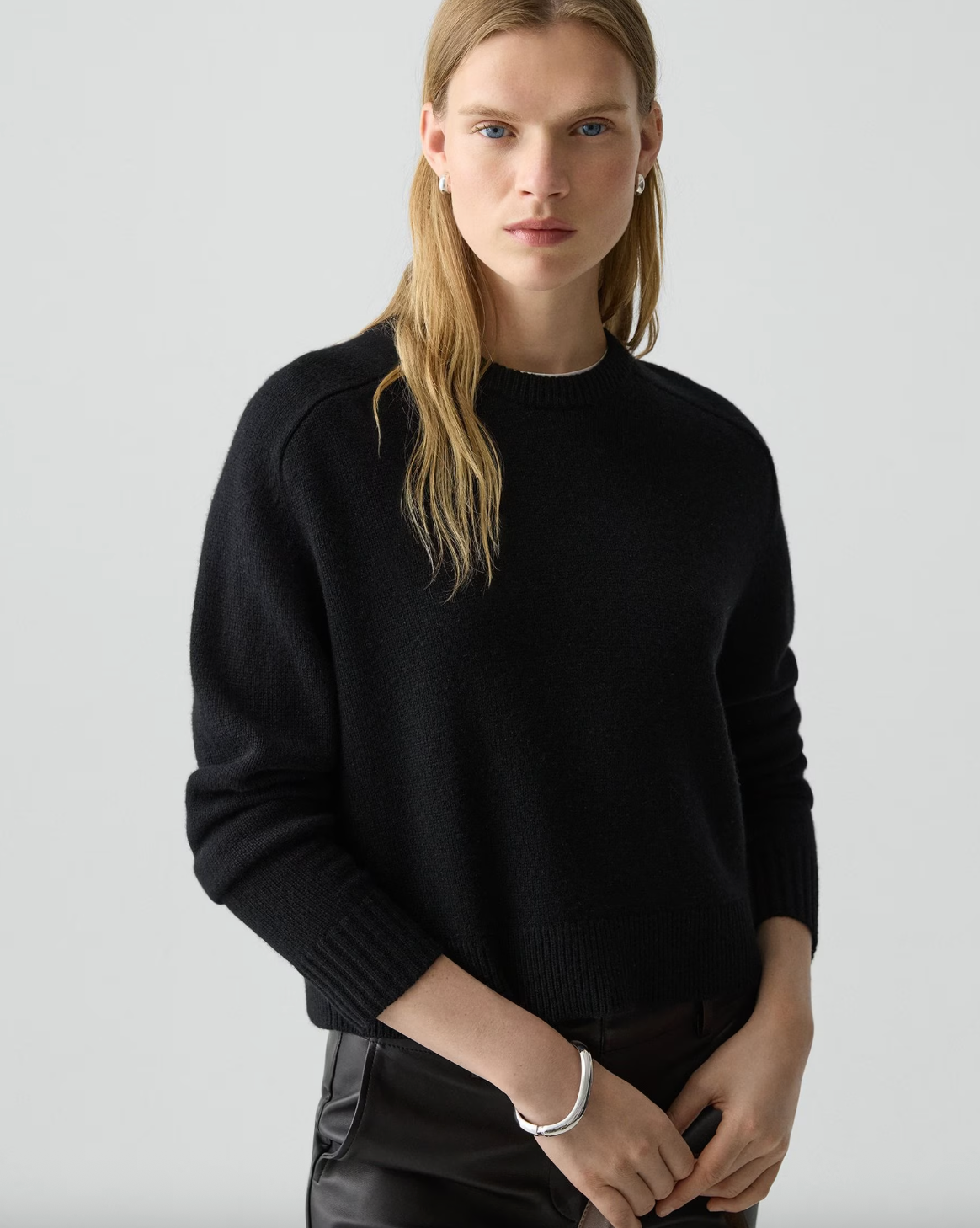 Cropped Crewneck Sweater in Cashmere - Black by Theory — view 4