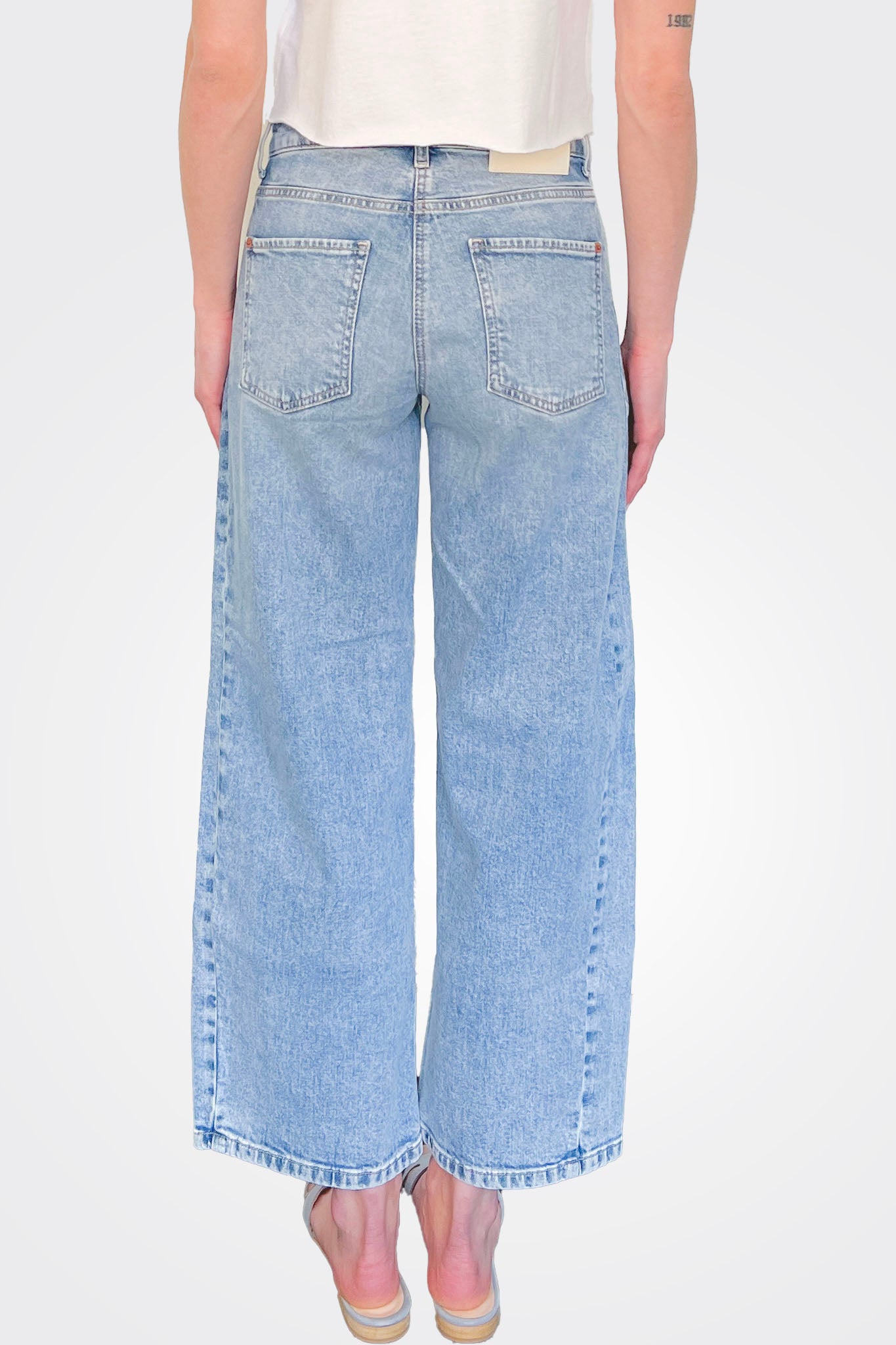 Oria O Shape Cropped Jeans - Salty Superbleached by Cambio — view 3