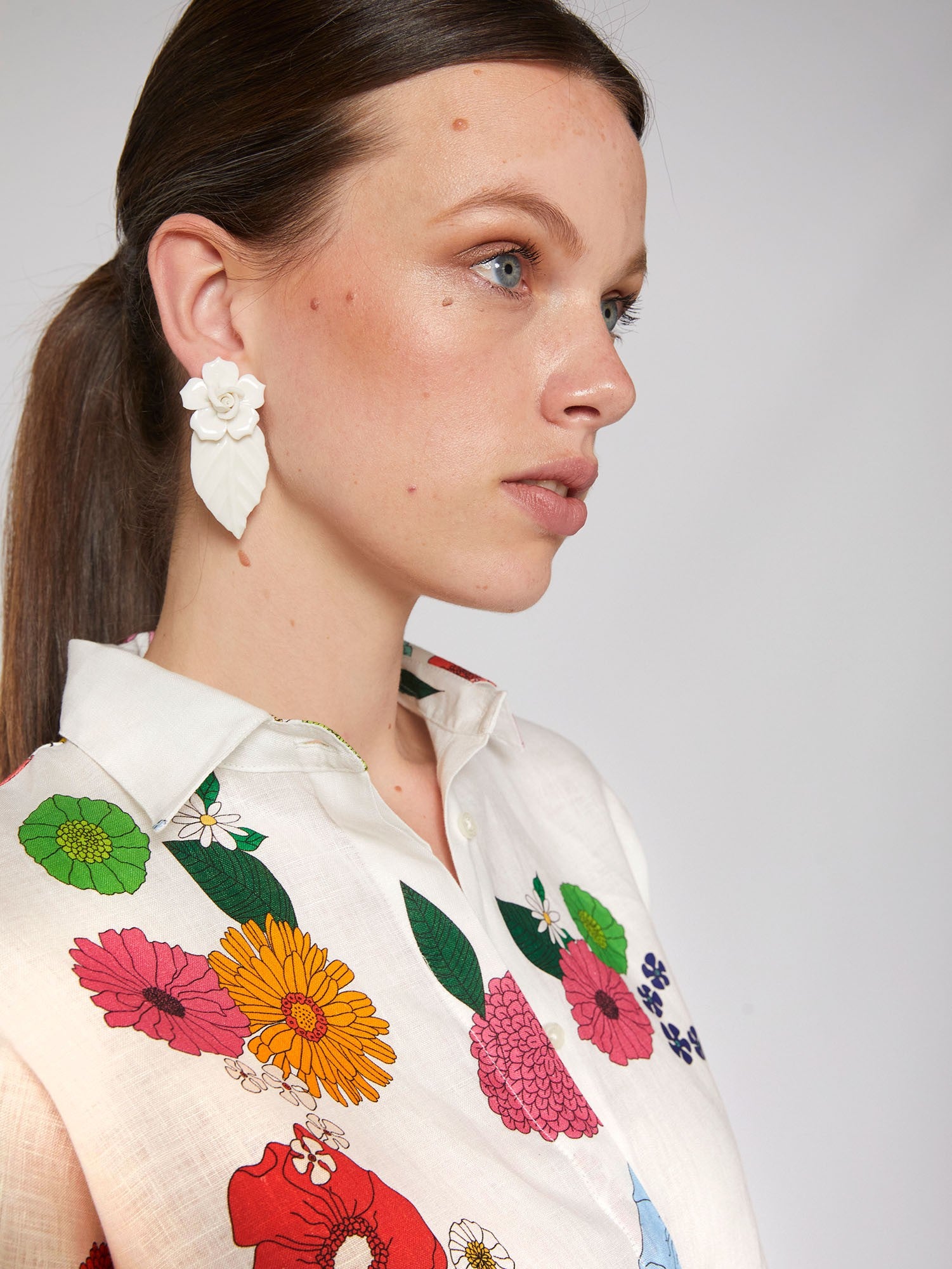 Louisa Linen Shirt - Flowers by Vilagallo — alternate view