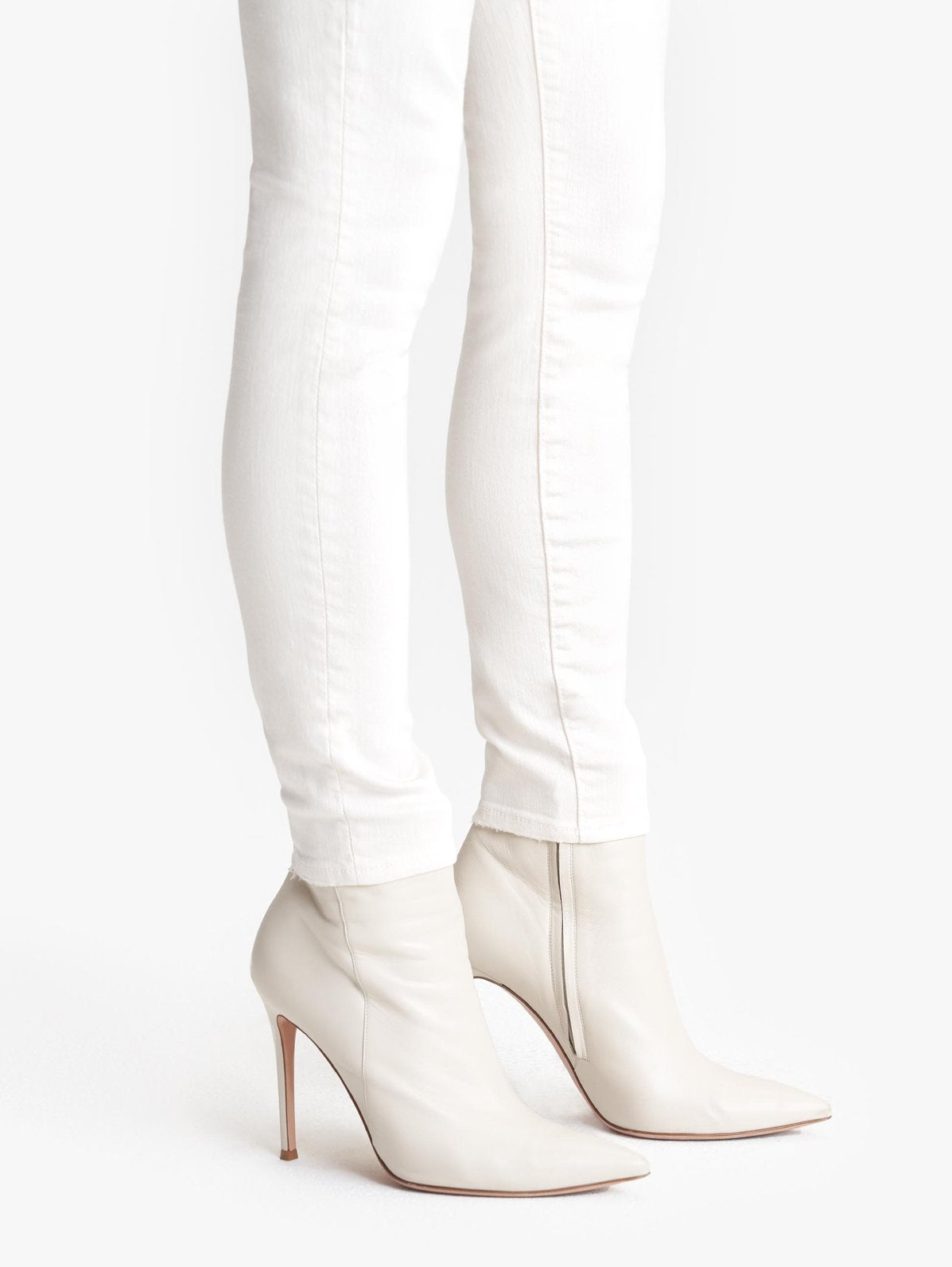 The Looker Ankle Denim - Cream Puffs by MOTHER — alternate view